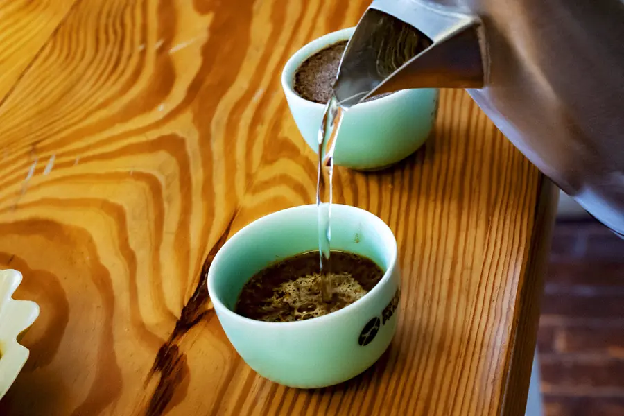 Kaffee wird eingeschenkt