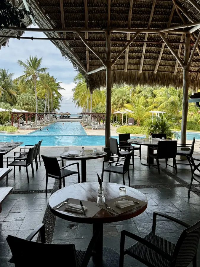 Das Restaurant ist zum Pool hin offen