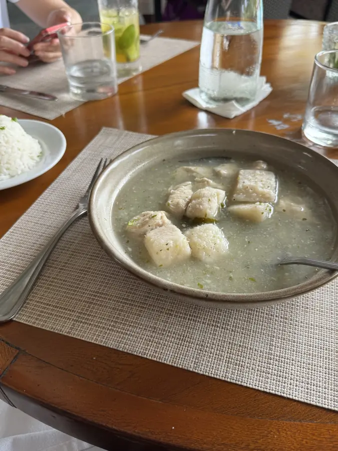 Sancocho — Panamas Nationalsuppe: Hähnchen, Yuca und viel Culantro