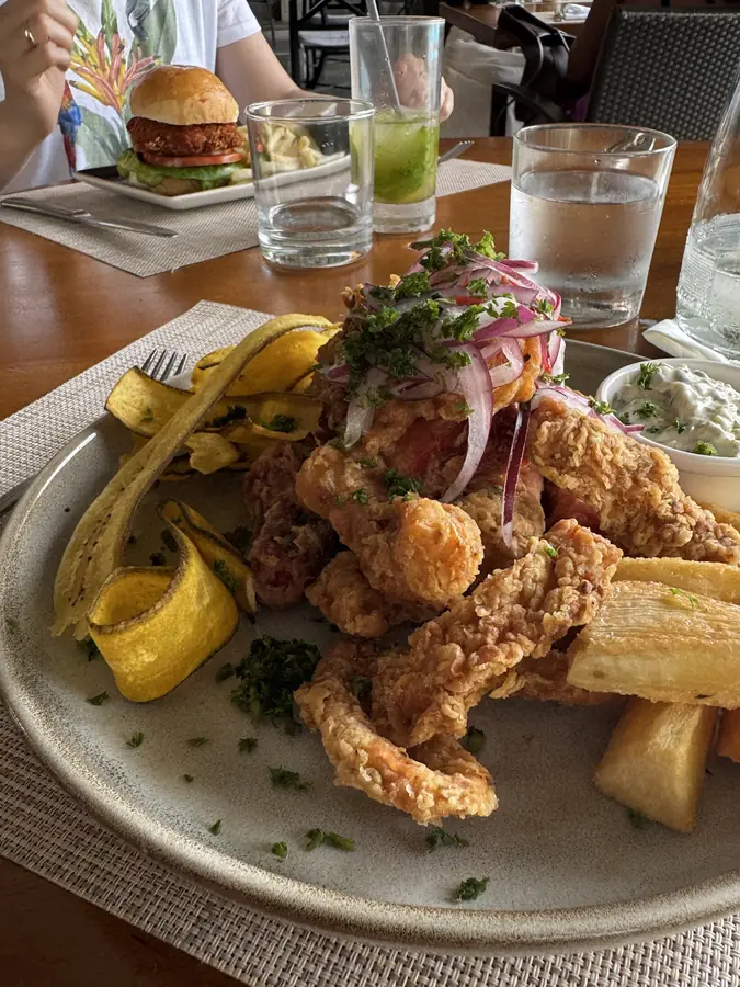 Frittierte Meeresfrüchte — Garnelen und Pulpo, dazu Kochbananen und Yuca