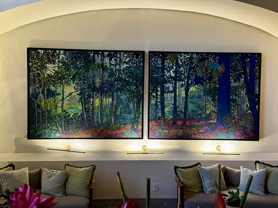 Ein ganzer Wald hängt über dem Sofa