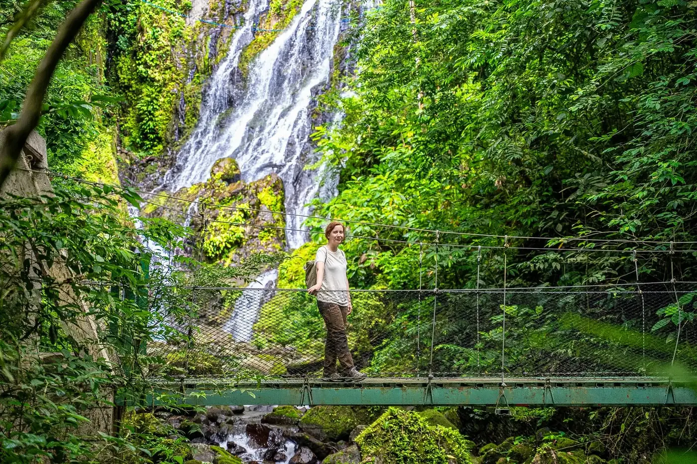 Hängebrücke vor dem Wasserfall Chorro El Macho