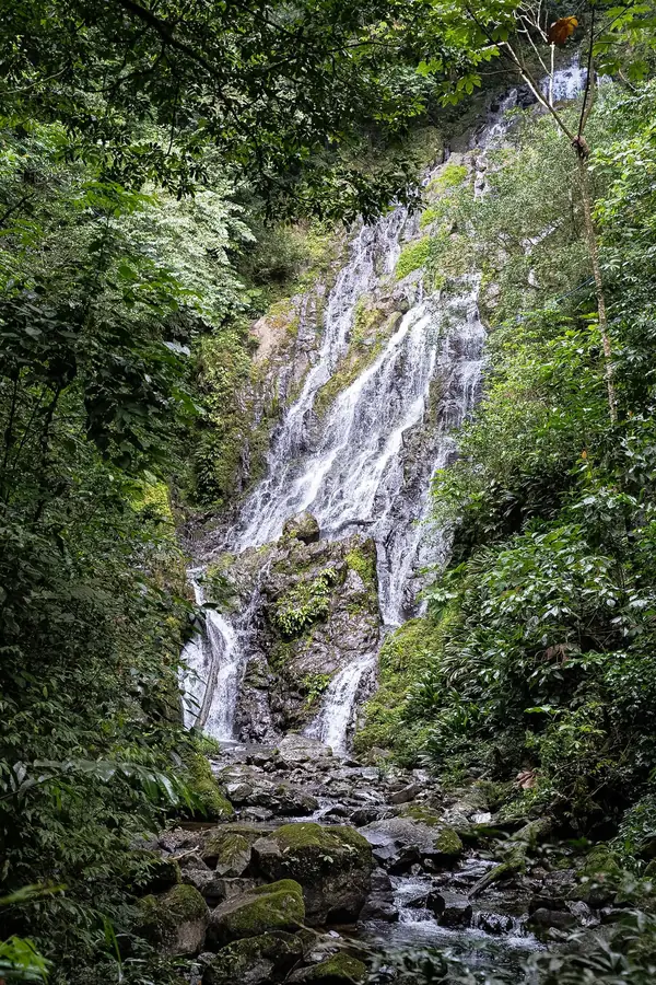Der Wasserfall in ganzer Höhe