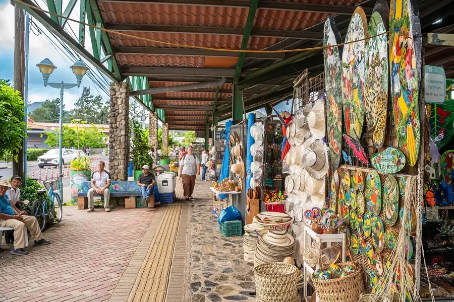 Markthalle mit Hüten und Kunsthandwerk