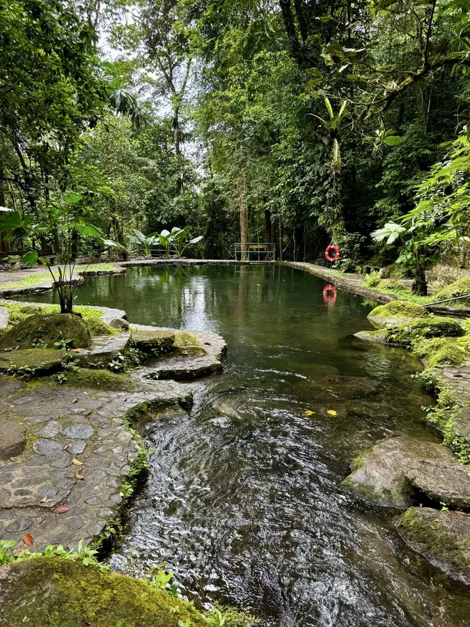 Aufgestauter Fluss unter dem Wasserfall