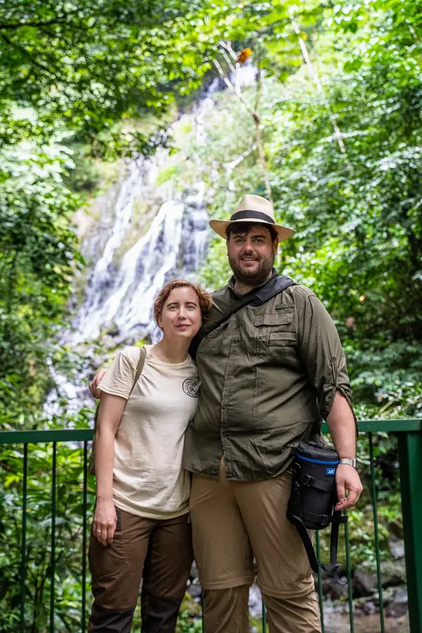 Wir beide vor dem Wasserfall