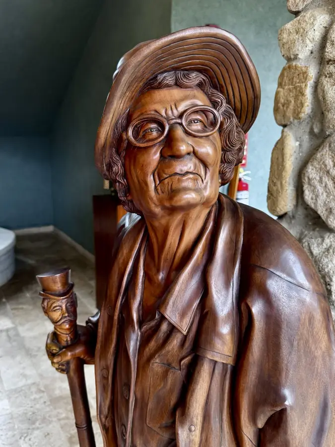 Holzskulptur einer alten Frau