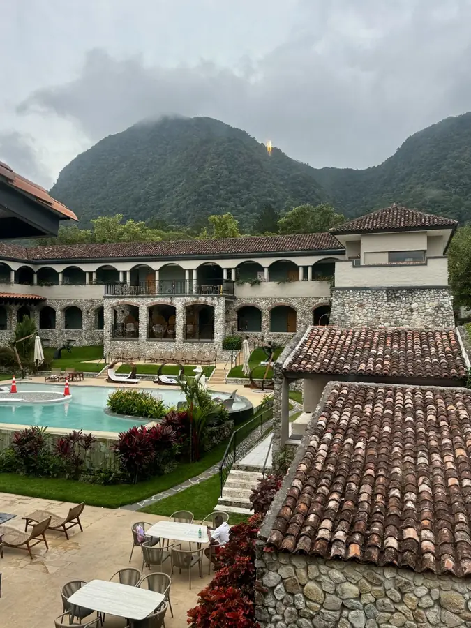 Die Hotelanlage im Vulkankrater