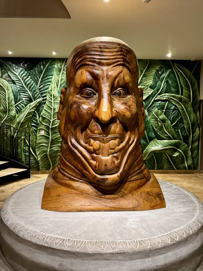 Große Holzskulptur eines Gesichts