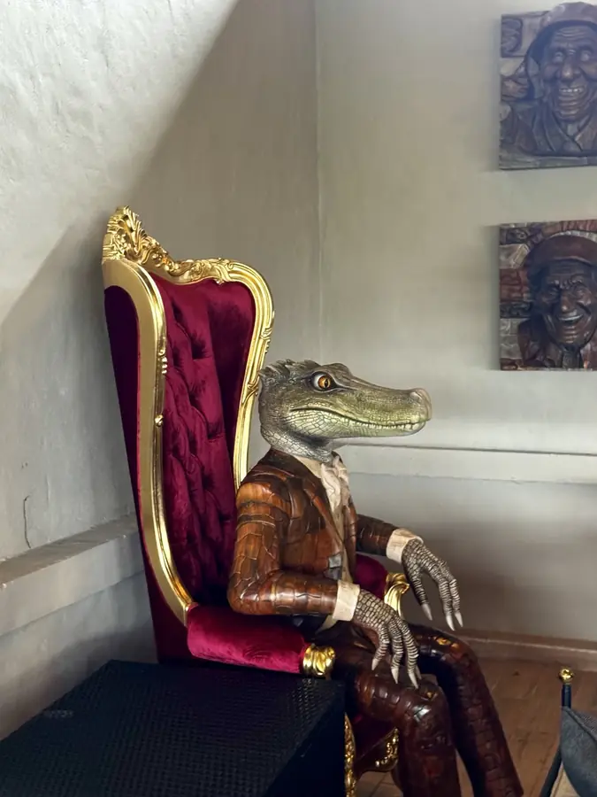 Krokodilskulptur auf einem Thron
