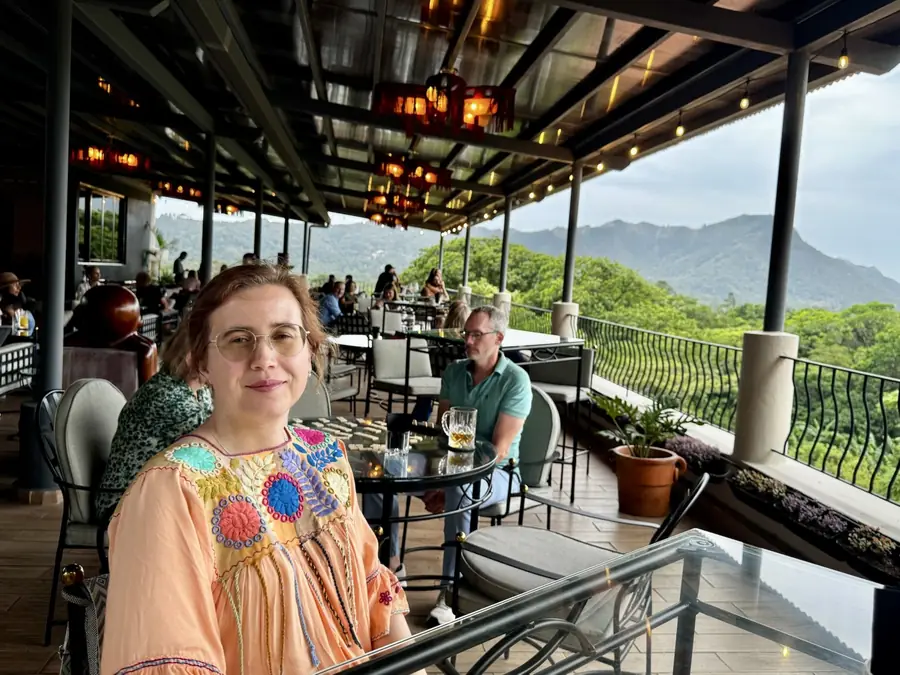 Die Bar des Hotels mit Blick auf den Kraterrand