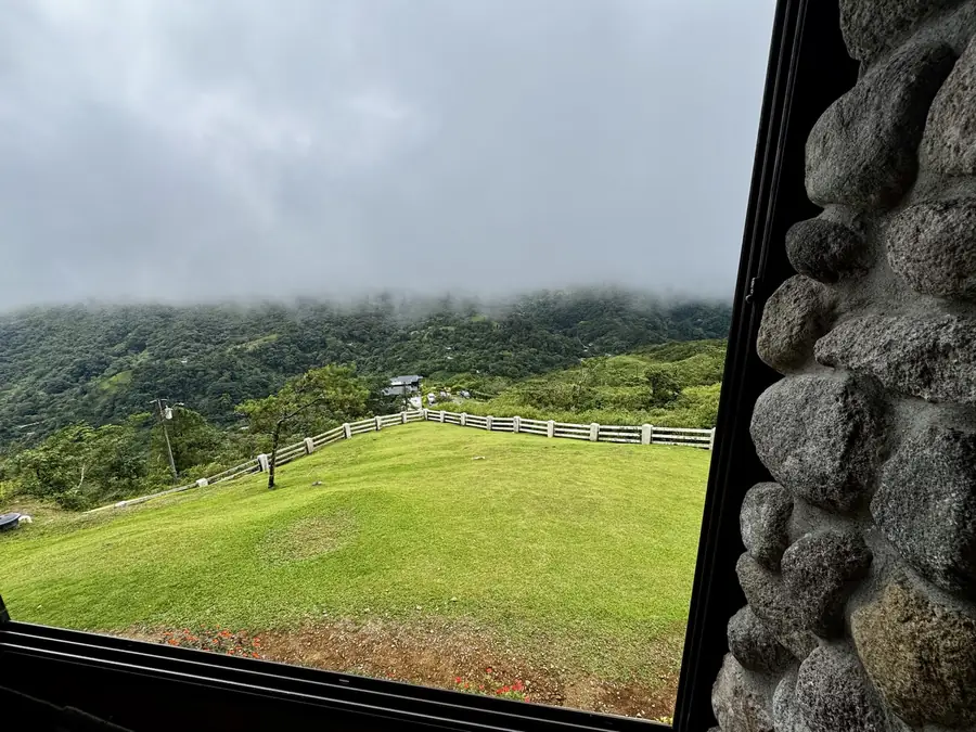 Vom Kraterrand hinunter, wenn die Wolken kurz aufreißen