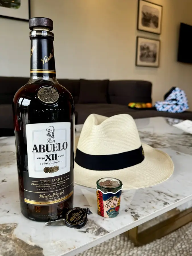 Rumflasche mit Panamahut