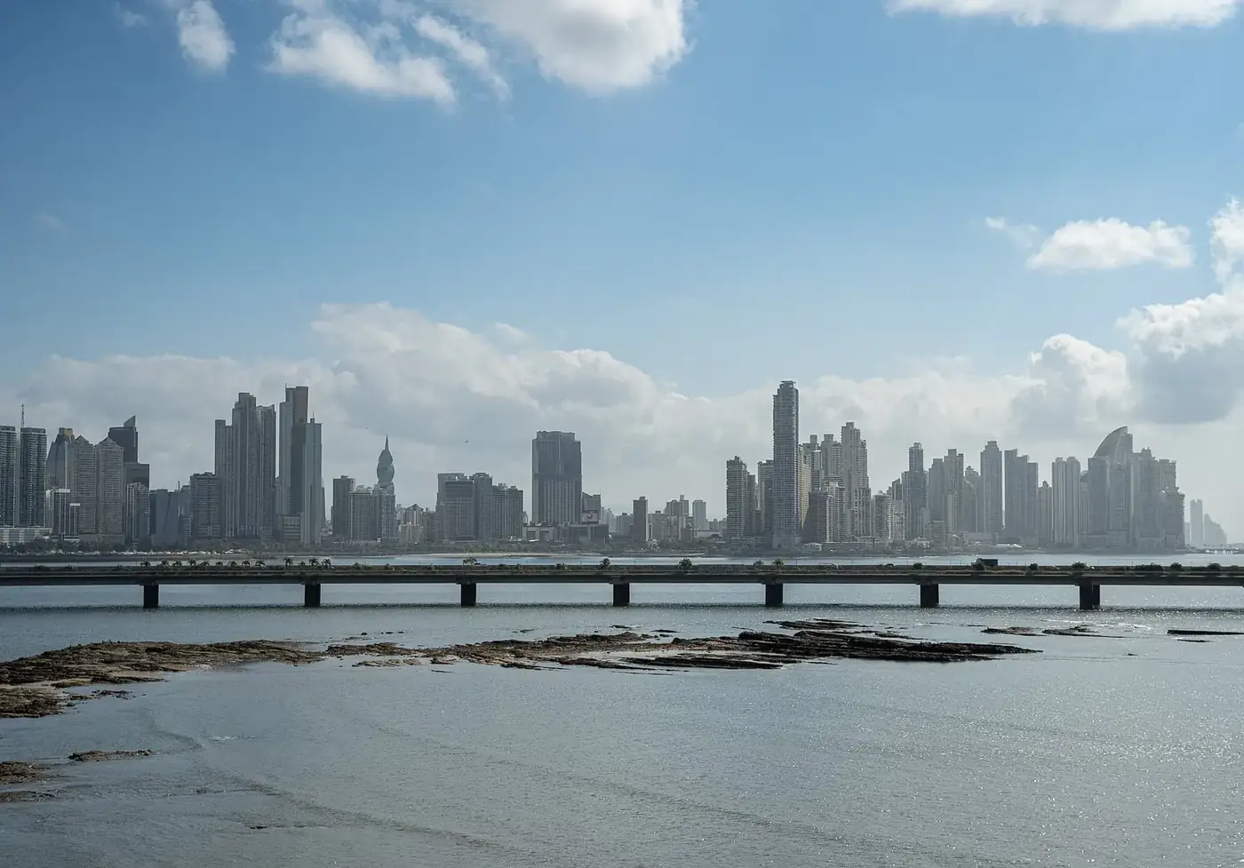 Die Skyline von Panama-Stadt über der Bucht