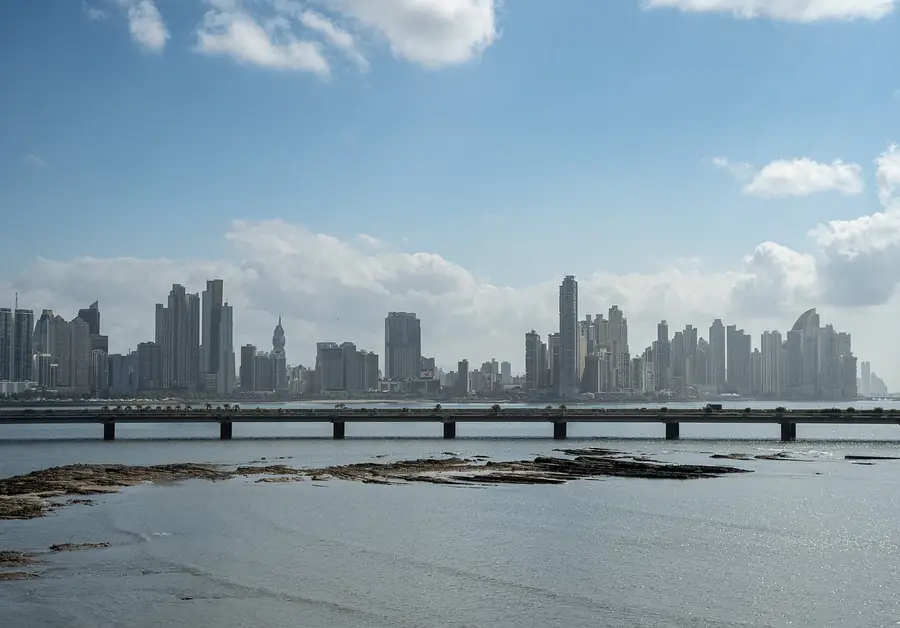 Skyline über dem Wasser