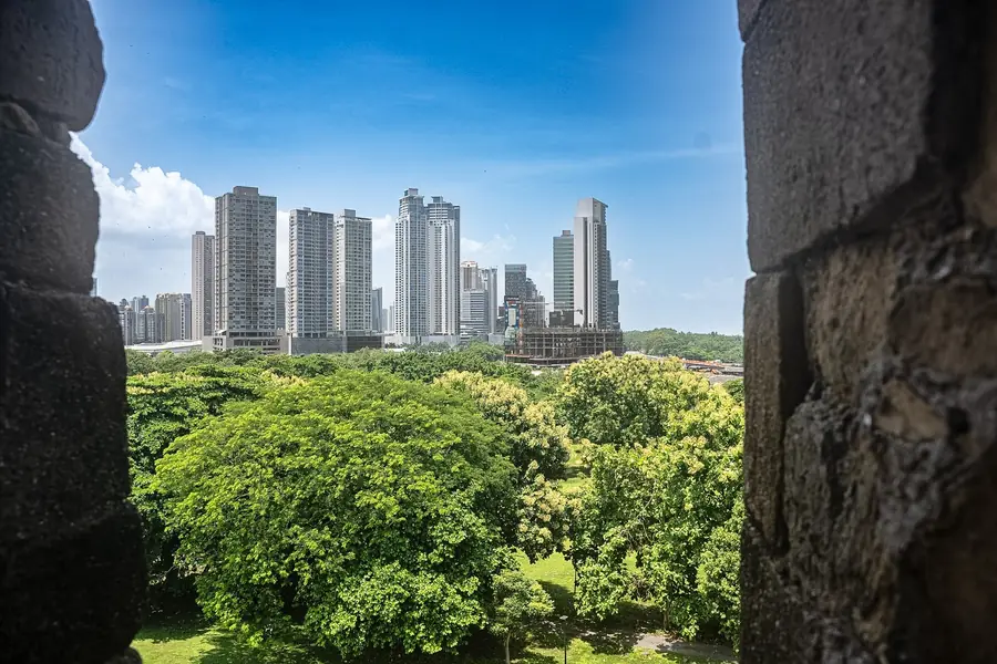 Blick aus dem Turm von Panamá Viejo auf die Skyline