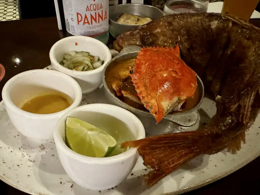 Ganzer frittierter Fisch mit Beilagen