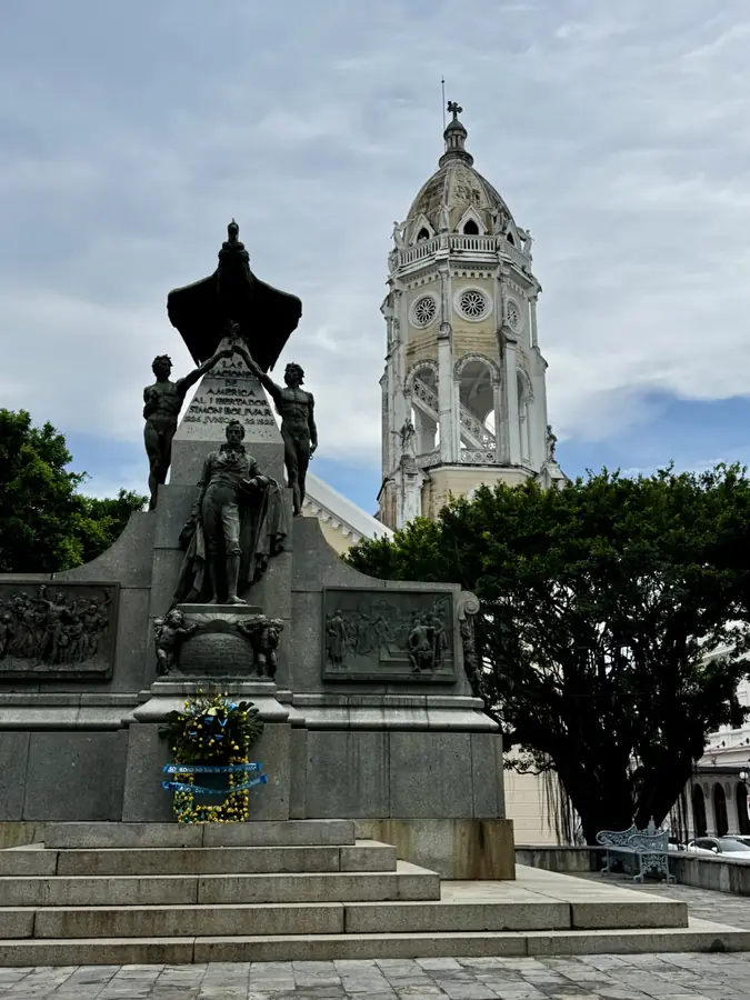 Die Kathedrale von Casco Viejo mit dem Denkmal davor
