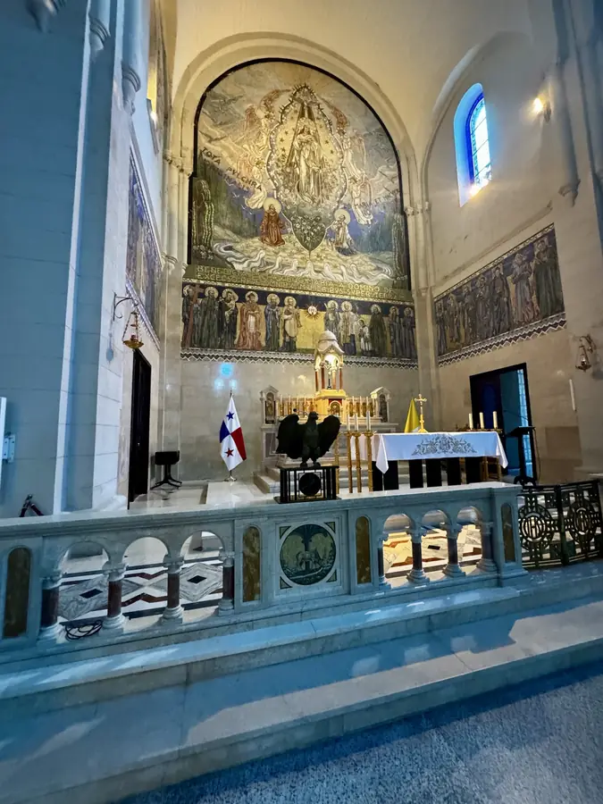 Innen: Mosaik und Licht