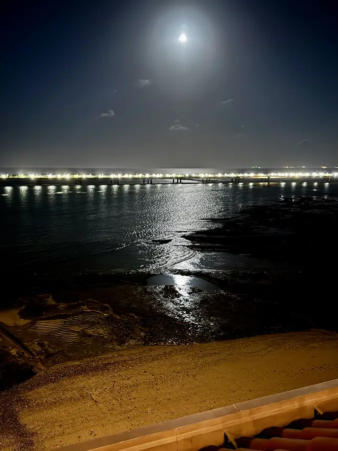 Und derselbe Mond auf dem Wasser