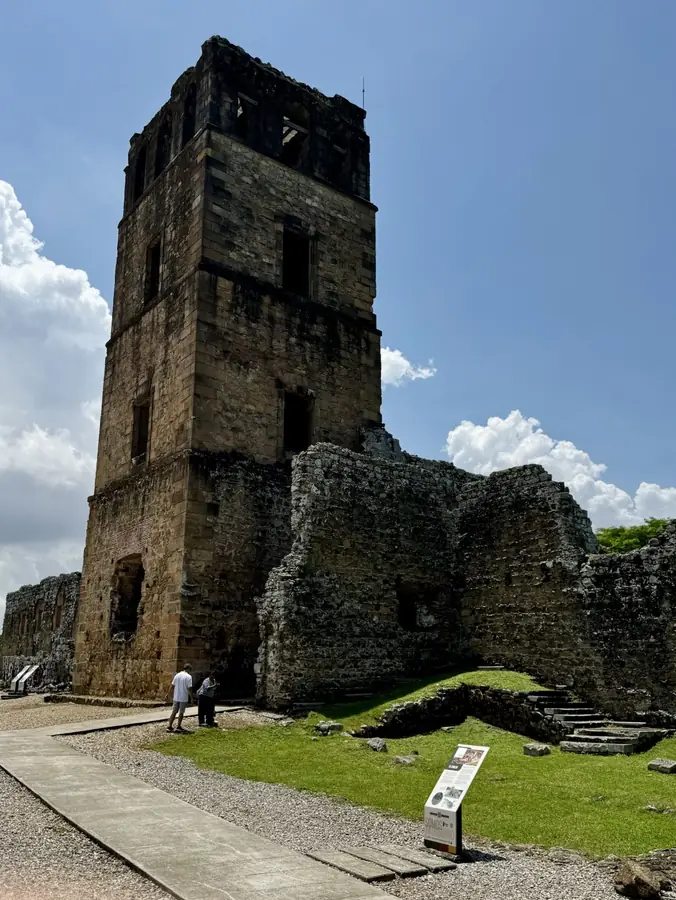 Turm der Kathedrale von Panamá Viejo